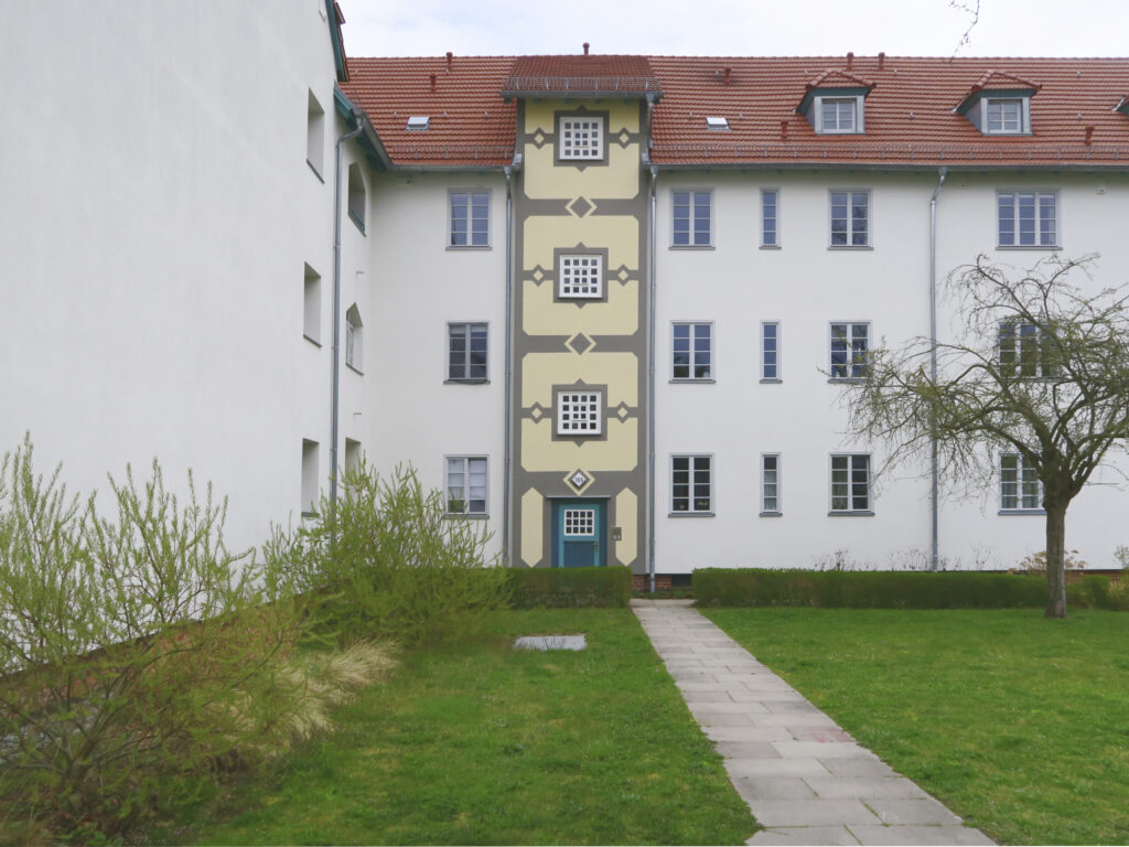 Blick auf die hofseitige Fassade mit einem aufwendig nach historischem Vorbild gestalteten Treppenhaus und denkmalgerecht sanierten Fenstern.
