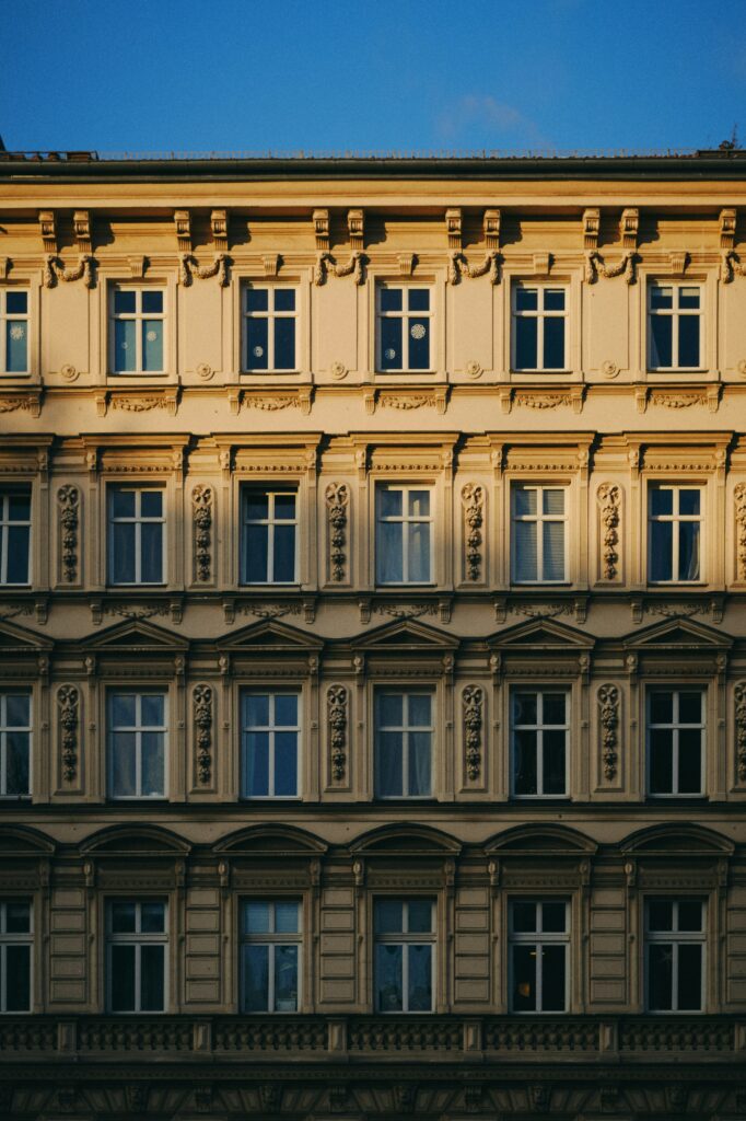 Fassadenansicht eines Berliner Zinshauses mit Stuck und aufwendigen Verzierungen um die Fenster.