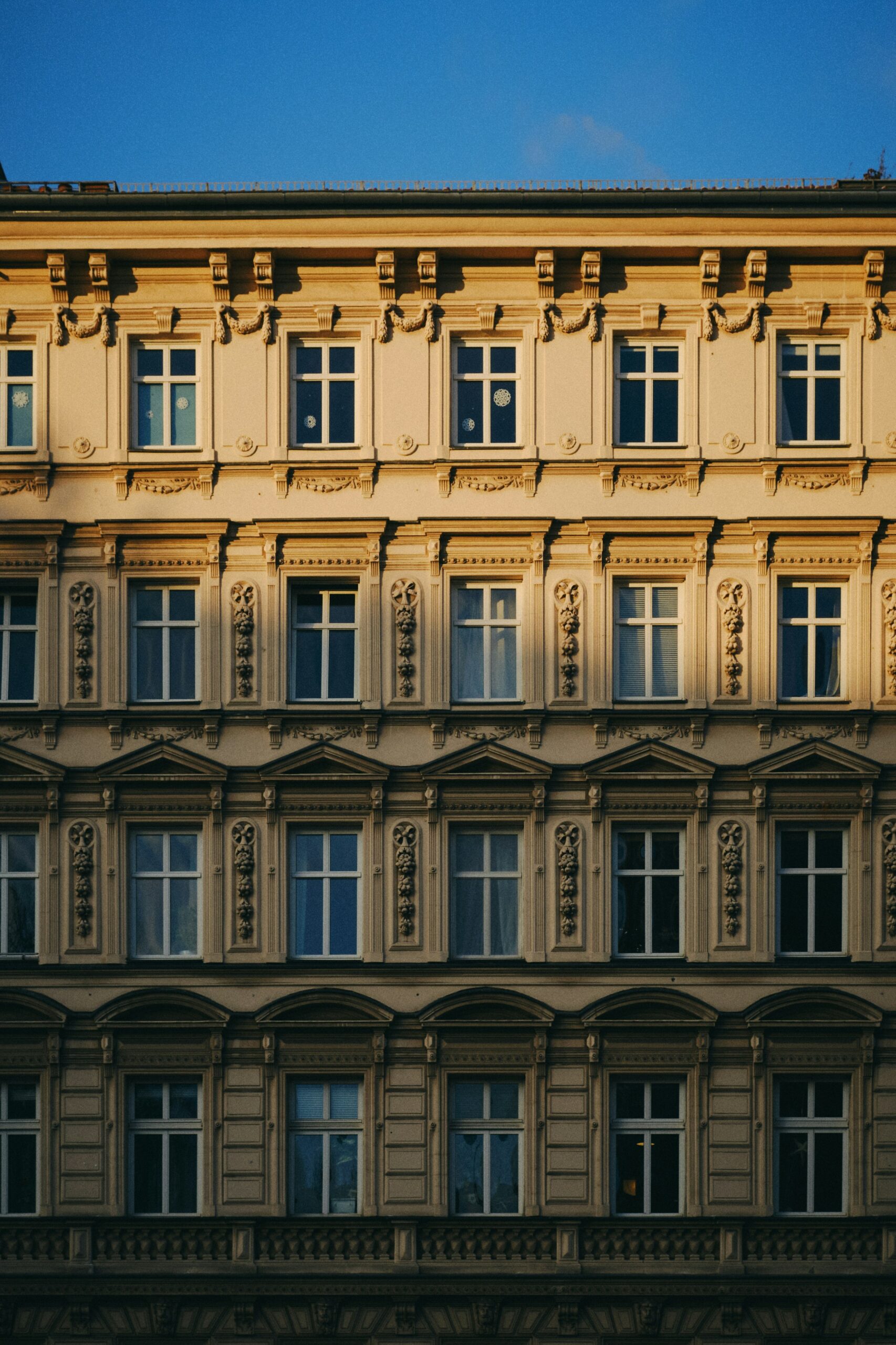 Fassadenansicht eines Berliner Zinshauses mit Stuck und aufwendigen Verzierungen um die Fenster.